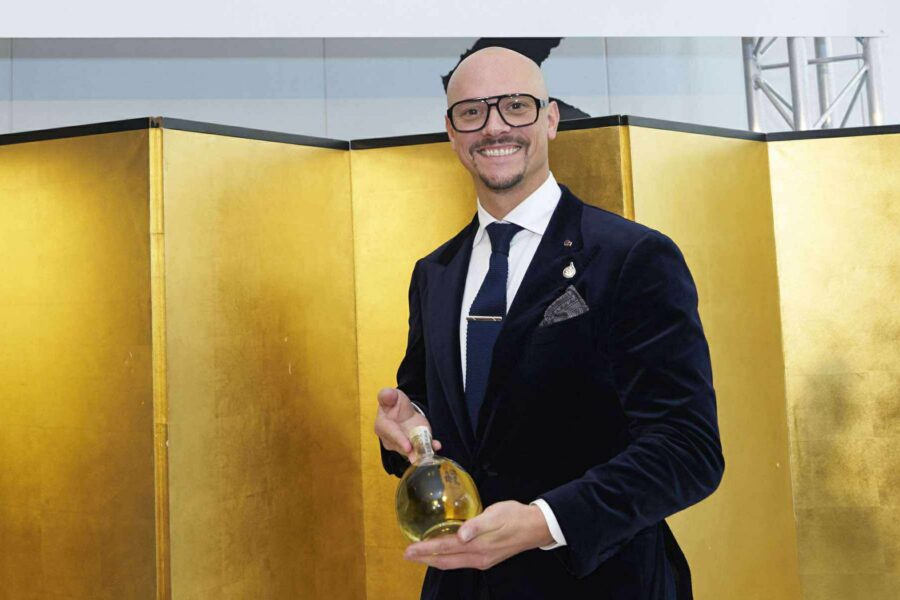 Kura Master 2025 本格焼酎・泡盛コンクール プレジデント賞受賞酒と本格焼酎・泡盛コンクール審査委員長 クリストフ・ダヴォワンヌ