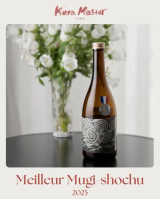 [麦焼酎部門審査員賞受賞] Le prix du Jury venant récompenser la meilleure boisson dans la catégorie mugi-shochu de notre concours Honkaku-Shochu & Awamori est attribué à la distillerie HIMEBAYASHI de la préfecture d’Ehime.

Cette maison, fondée en 1941, est spécialisée exclusivement dans la production de shochu ce qui est rare dans cette région de l’île de Shikoku. Son nom qui signifie « accompagnement musical de la princesse » renvoie à la fille d’un noble du XIIe siècle, période troublée politiquement, qui aurait réuni ses pairs et organisé un concert sous une pleine lune d’automne pour apaiser les cœurs des exilés de la Cour. Le fondateur de la distillerie a choisi de la nommer ainsi pour exprimer sa volonté d’apaiser et de réconforter, non pas par le chant ou la musique, mais par une autre forme d’art et de savoir-faire qui se manifeste dans ses boissons.

Au-delà de ce Housenbou, shochu d’orge de haute qualité qui a fasciné le jury par ses notes toastées et rustiques, la maison est également la première distillerie de shochu de châtaigne, moins fort que l’imo-shochu mais plus savoureux que le mugi-shochu employant pour cela les châtaignes abondantes autour de la ville de Shirokawa. 

Mais revenons à ce mugi-shochu qui est élaboré selon des méthodes traditionnelles à partir de 100% d’orge nue (appelé « hadaka-mugi » en japonais), une variété dont les grains se détachent facilement de leur enveloppe après la récolte, contrairement à l’orge classique. Au nez, vous retrouverez les notes de blé, d’orge soufflée au chocolat, ou bien encore de ces biscuits apéritifs dont raffolent les Japonais (les fameuses kaki-no-tane qui sont même servies à bord des vols vous emmenant au Japon). La bouche est riche, aussi ronde que pleinement généreuse, avec des notes fumées et toastées typiques du blé qui sauront, sinon vous réconforter autant qu’un chant de princesse, au moins vous ravir le gosier. Un must !

Lauréat : Housenbou
Maison : Himebayashi
Localisation : Ehime
Degré d’alcool : 25%
Méthode : distillation atmosphérique

Félicitations à eux !

Les suivre : @hime_bayashi