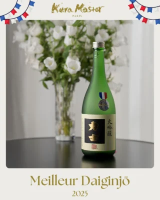 [大吟醸酒部門審査員賞受賞] Le prix du Jury de la catégorie « Daiginjō » est attribué à la maison KAMAYA de la préfecture de Saitama, une brasserie historique de la région puisqu’elle a été fondée en 1748 (la France était alors sous le règne de Louis XV) sur les rives du fleuve Tone, un emplacement stratégie s’il en était, sur les anciennes routes commerciales qui menaient à Edo. 

Sa gamme emblématique est baptisée « rikishi », un terme désignant le lutteur de sumo que nous appelons plutôt sumotori en français, mais qui évoque la robustesse, la vigueur et le caractère traditionnel de la boisson brassée. Si la brasserie a connu un incendie qui viendra dévorer tous ses locaux un peu avant le milieu du XIXe siècle et le fameux séisme de 1923, elle réussit à se relancer et à prospérer tant et si bien qu’elle est sélectionnée pour l’approvisionnement en saké de la Cour impériale. 

Fière de ses méthodes traditionnelles, elle fait toutefois partie de ces maisons qui gardent de l’appétence pour l’innovation et qui n’hésitent pas à expérimenter des techniques modernes comme l’emploi de levures de vin par exemple. Bravo à ces artisans qui luttent, non pas au milieu d’un cercle tout en veillant à ne pas tomber au sol, mais dans leurs installations pour nous fournir des pépites comme celle-ci qui font la joie des membres de notre jury !
 
Lauréat : Rikishi Daiginjo (力士 大吟醸)
Maison : Kamaya (株式会社釜屋)
Localisation : Saitama
Taux de polissage : 38%
Riz : yamada-nishiki 100% 

Félicitations à eux !

Suivre : @kamaya_sake_brewery 

#パリ #parisfrance #AmateursDeSaké #Cocktails #sommelier #nihonshu #Gastronomie #日本酒文化 #cocktail #Japon #Paris #boissons #KuraMaster #Tradition #drink #paris #Voyage #saké #sake #japan #日本酒女子 #日本酒好き #日本酒男子 #Concours #japantravel